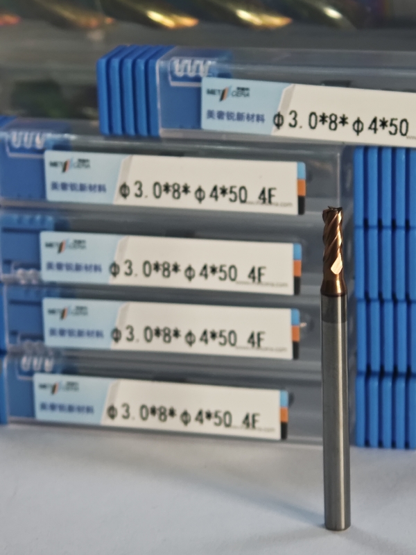 MPE4 Kaplama AlCr Kaplama HRC55-60 Katı Karbid Dökme Kesicisi 4 Flüt Düz Son Dökme 3mm φ3.0 x 8 x φ4 x 50mm